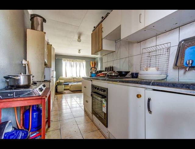 2 BEDROOM FLAT FOR SALE IN KEMPTON PARK CENTRAL